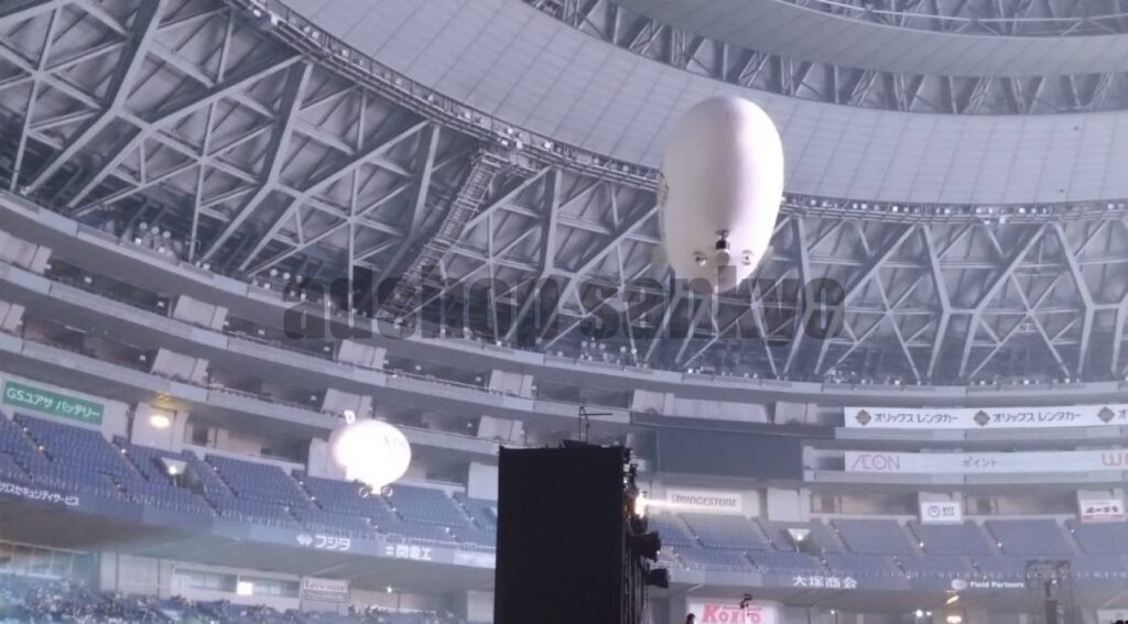 京セラドーム大阪でのラジコン飛行船2機による屋内イベント演出
