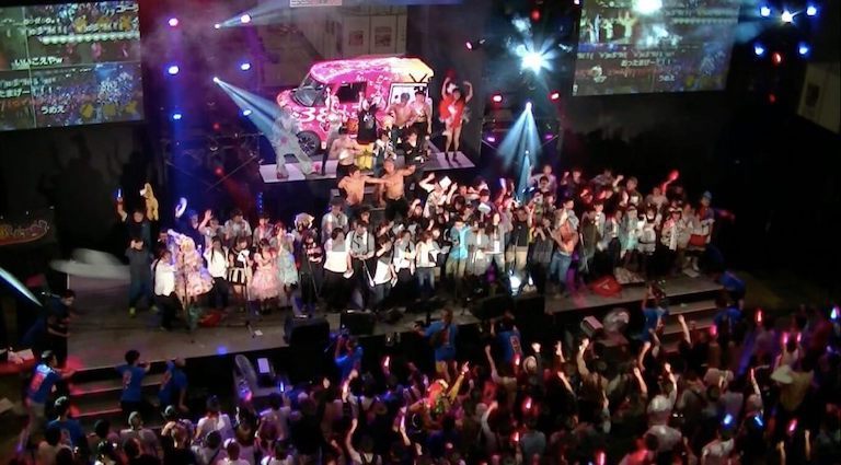 幕張メッセでの10.5mラジコン飛行船による大型イベント会場の屋内空撮